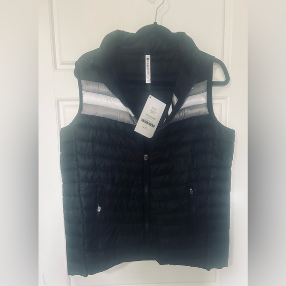 #28 NWT Fabletics light puffer vest, super cute and versatile - Picture 4 of 4